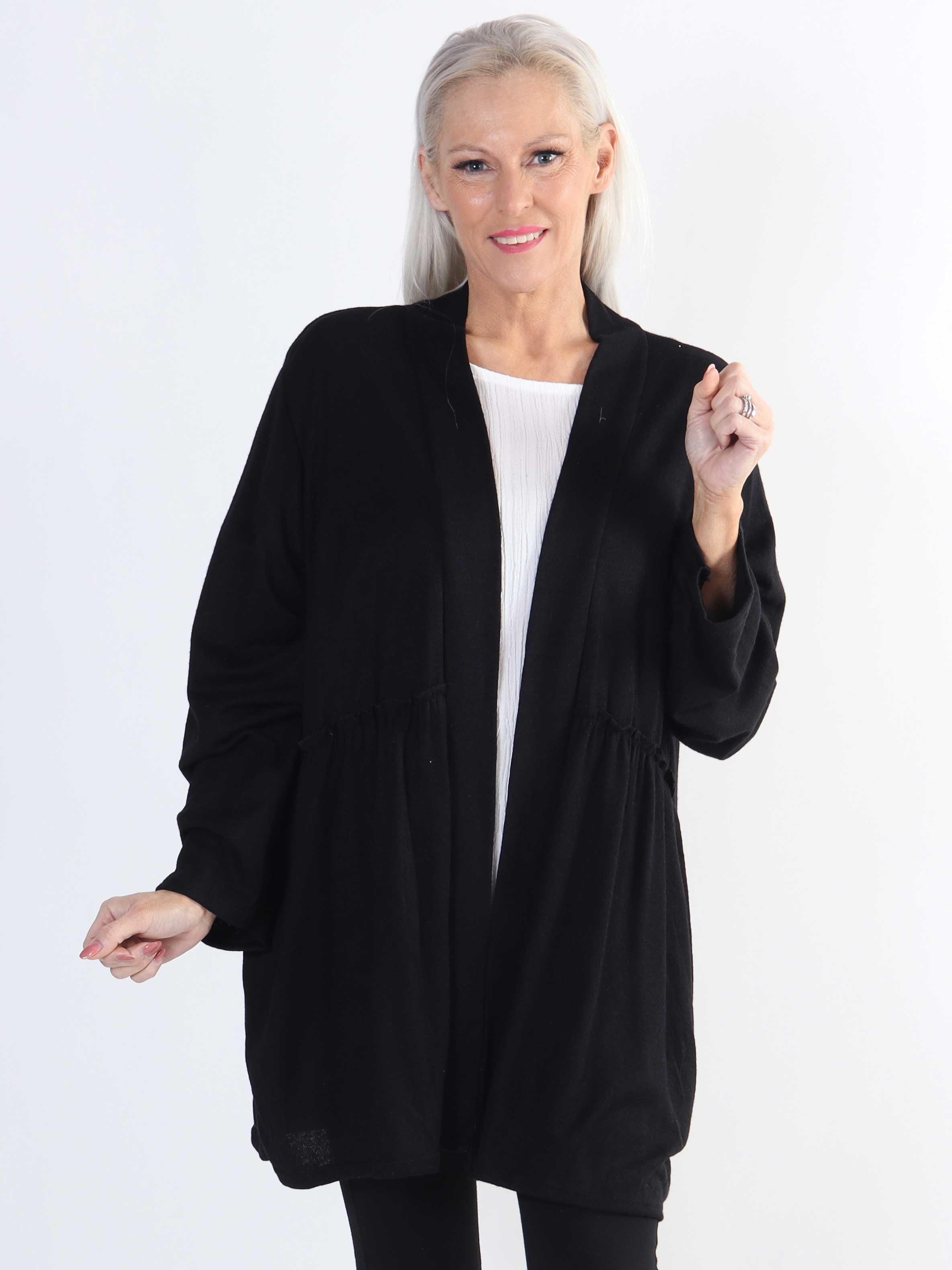 Lilja - Mjuk plus size-kofta med liten volangkant